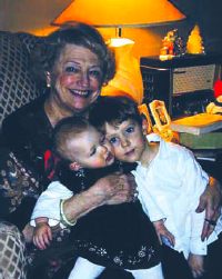 Jane Fowler con sus nietos, Milo, de 4 a&ntilde;os y Matilda de un a&ntilde;o de edad. Fotograf&iacute;a por cortes&iacute;a de Jane Fowler.