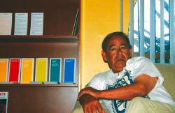 Ricardo Gonz&aacute;lez, en un d&iacute;a de voluntariado en Bienestar Human Services, Sur Centro de Los Angeles. Foto por Omar Ba&ntilde;os.