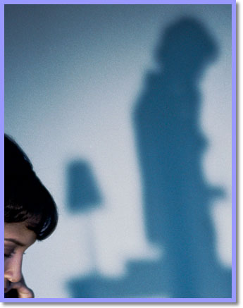 Debout en Clair-Obscur