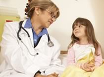 Foto de una enfermera y un ni&ntilde;o