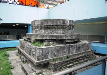Ruins from 1500 BC in the middle of a subway stop
