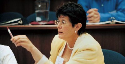 Carol Harris, an IAPAC Trustee and a New York delegate, raises a question regarding PI-sparing regimens during a session on sequencing of antiretroviral therapy.